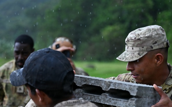 Joint Task Force-Bravo collaborates with Servicio Nacional Aeronaval to deliver bridge materials