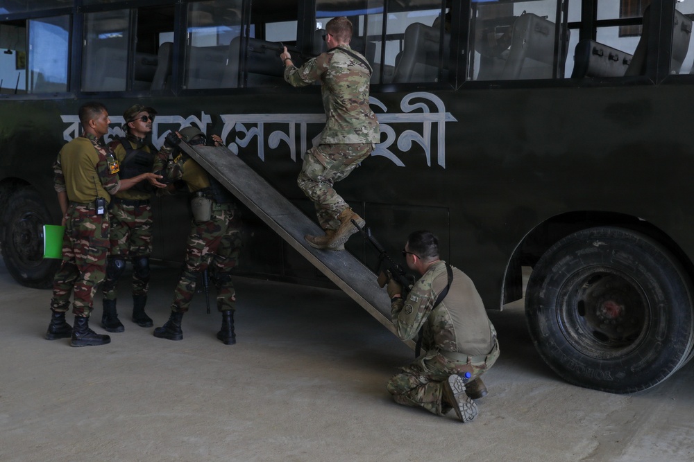 U.S., Bangladesh Soldiers Conduct Bus Raid Class