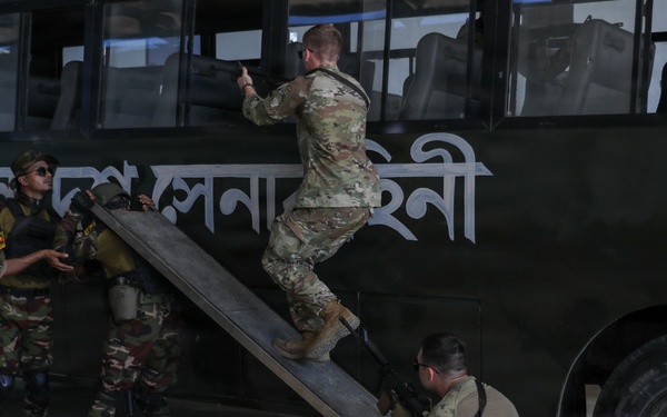 U.S., Bangladesh Soldiers Conduct Bus Raid Class