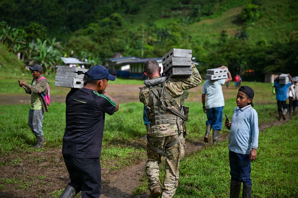 Joint Task Force-Bravo collaborates with Servicio Nacional Aeronaval to deliver bridge materials