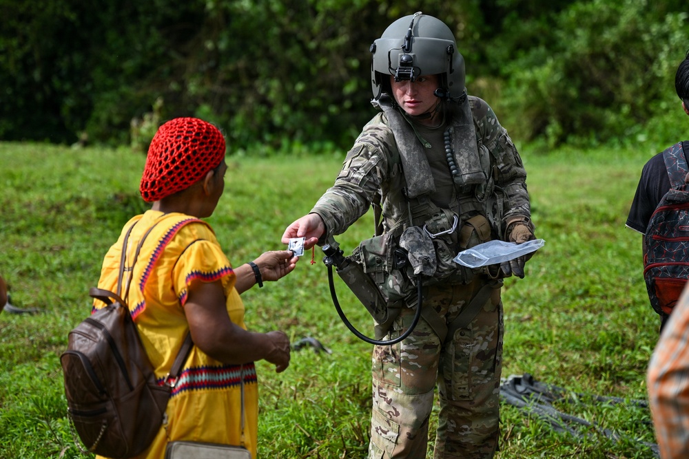 Joint Task Force-Bravo collaborates with Servicio Nacional Aeronaval to deliver bridge materials