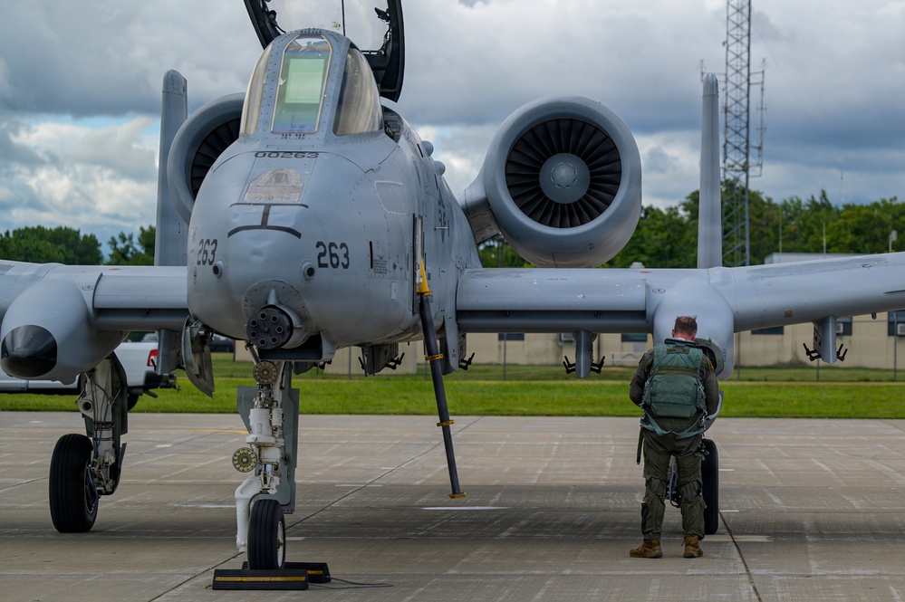 Vickers Prepares A-10 Thunderbolt II for Refueling