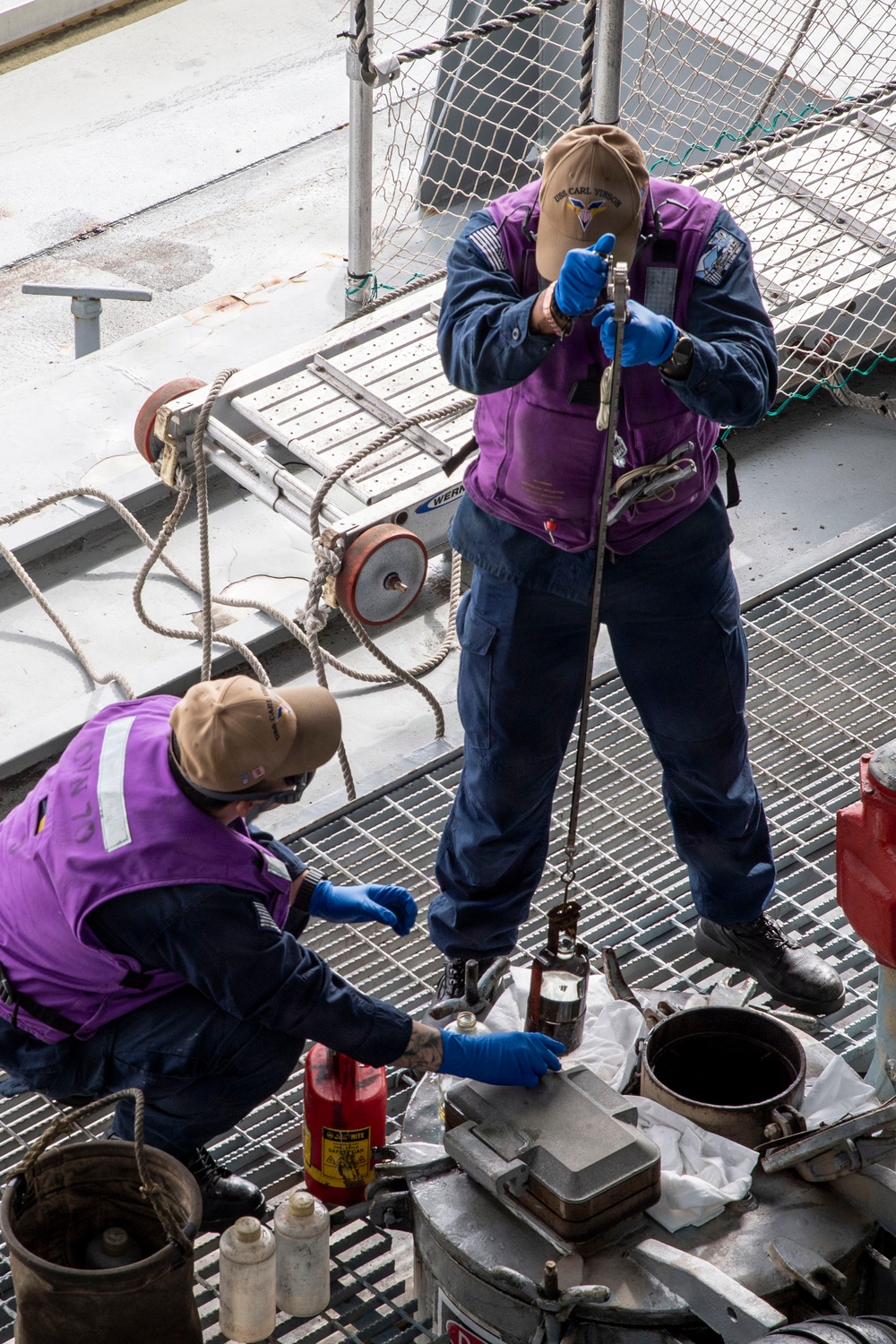 USS Carl Vinson (CVN 70) conducts refueling