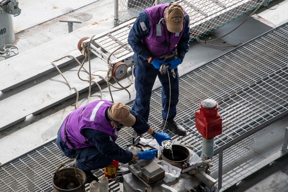 USS Carl Vinson (CVN 70) conducts refueling