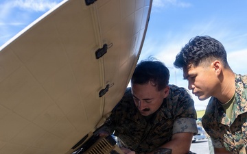 MWCS-18 Marines set up communication equipment
