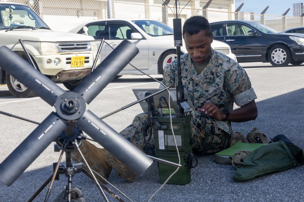 MWCS-18 Marines set up communication equipment
