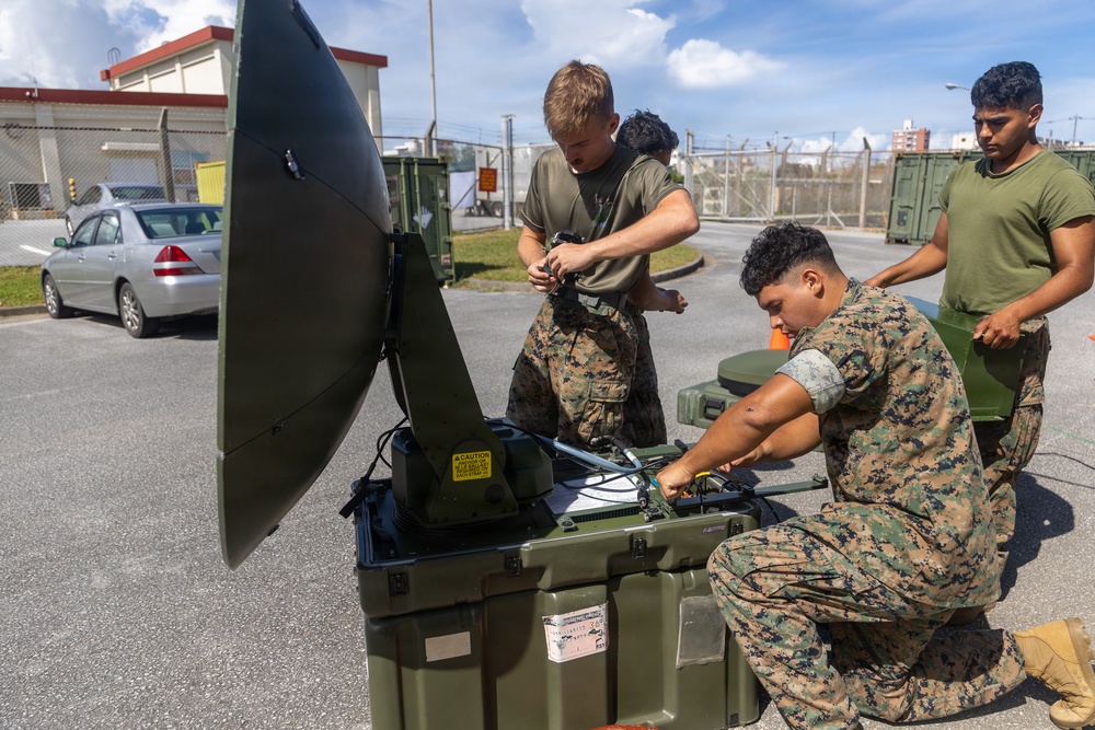 MWCS-18 Marines set up communication equipment
