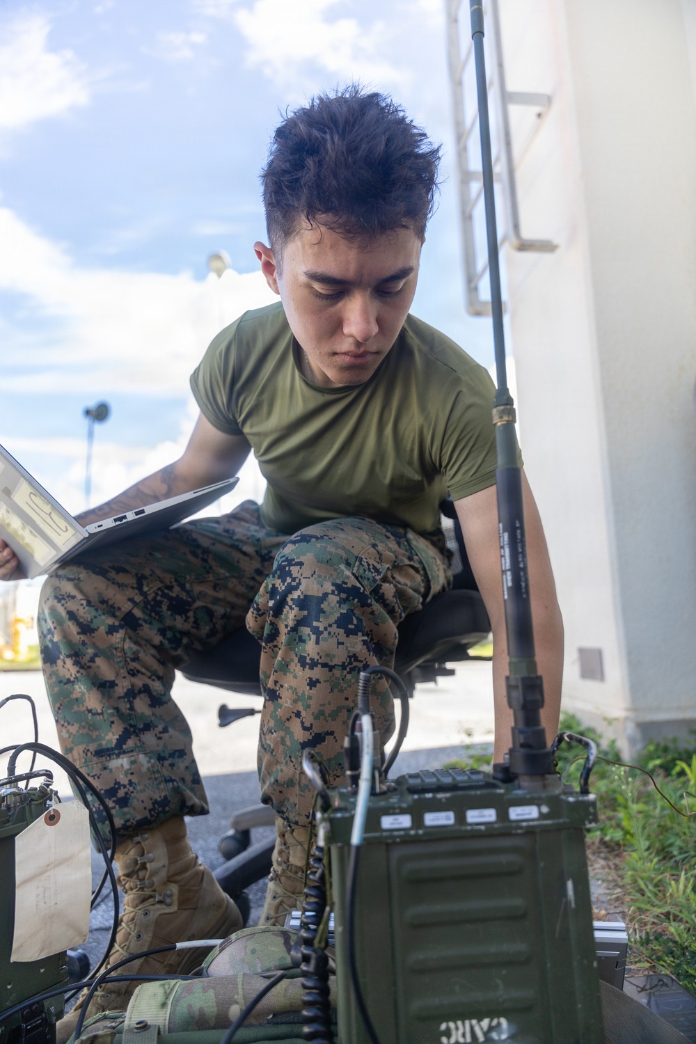 MWCS-18 Marines set up communication equipment