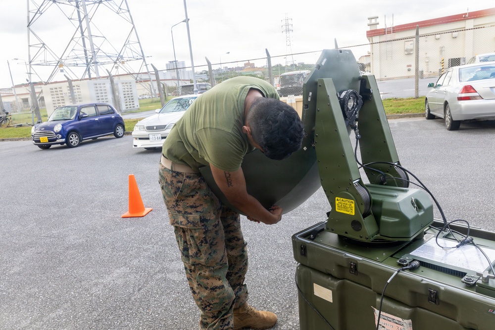 MWCS-18 Marines set up communication equipment