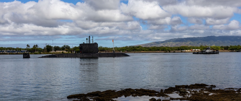 HMCS Corner Brook (SSK 878) returns to Pearl Harbor during RIMPAC 26