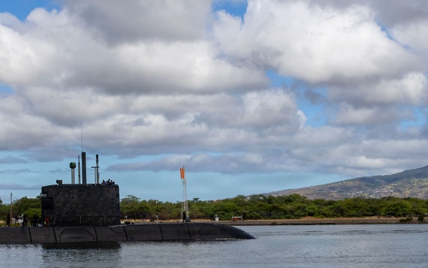 HMCS Corner Brook (SSK 878) returns to Pearl Harbor during RIMPAC 26