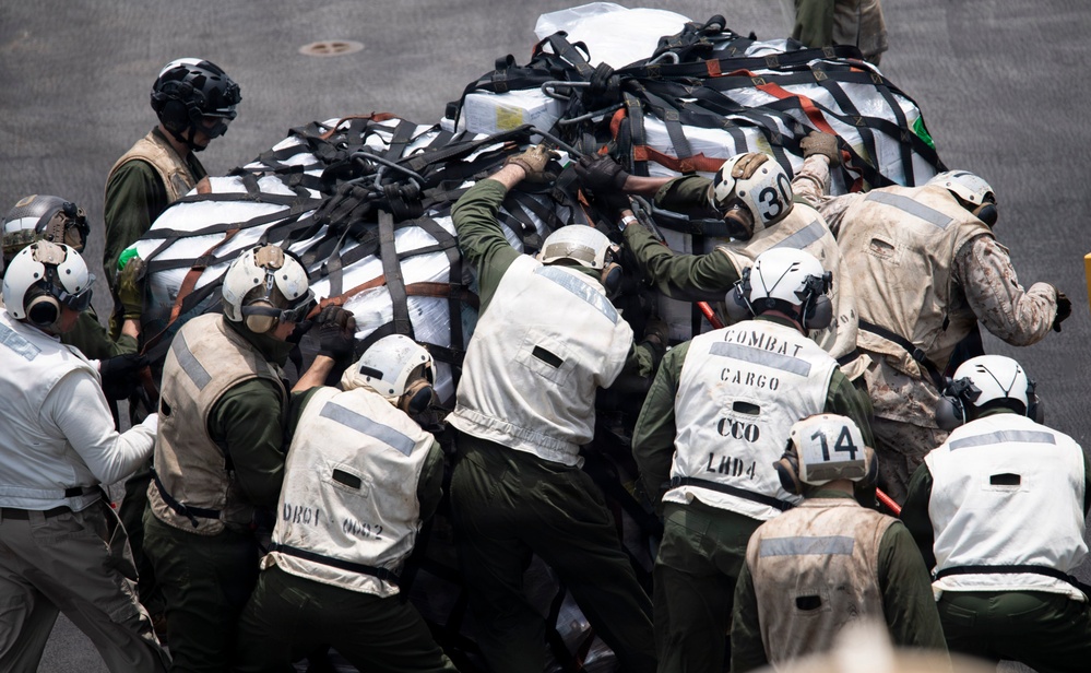 USS Boxer, USNS Carl Brashear Conduct VERTREP