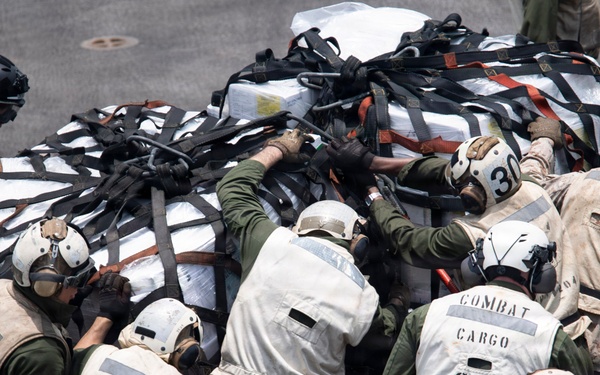 USS Boxer, USNS Carl Brashear Conduct VERTREP