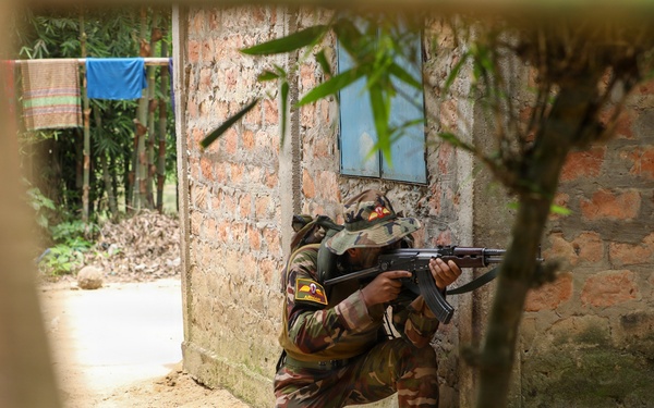 U.S. and Bangladesh Forces Strengthen Skills during FTX