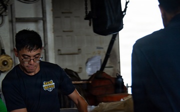 USS Boxer, USNS Wally Schirra Conduct VERTREP