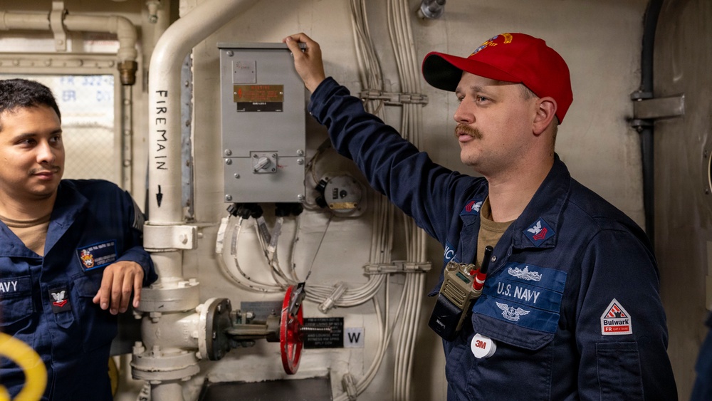 DDG 117 Conducts GQ Drills And Mass Cas