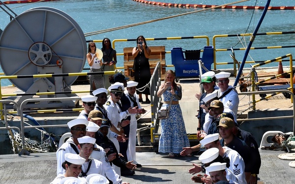 USS Mount Whitney Holds Change of Command Ceremony