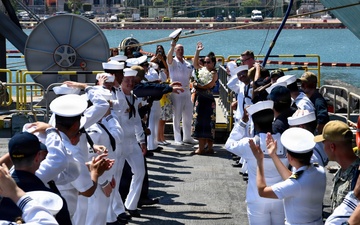 USS Mount Whitney Holds Change of Command Ceremony