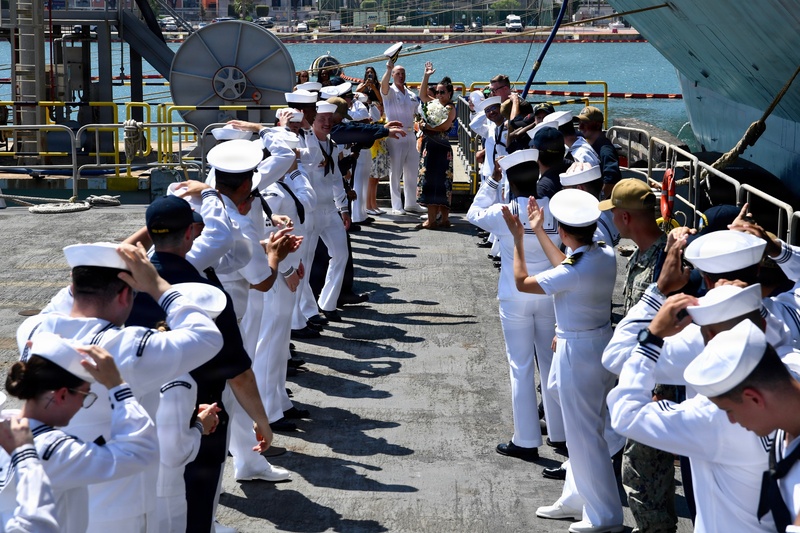 USS Mount Whitney Holds Change of Command Ceremony