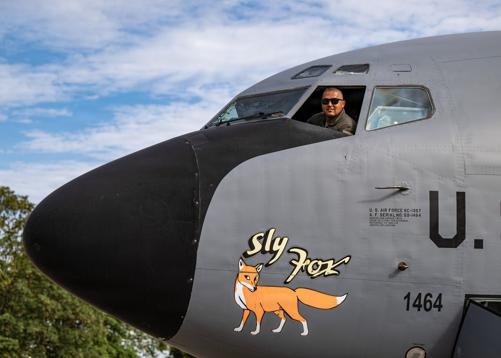 100 ARW refuels Navy P8