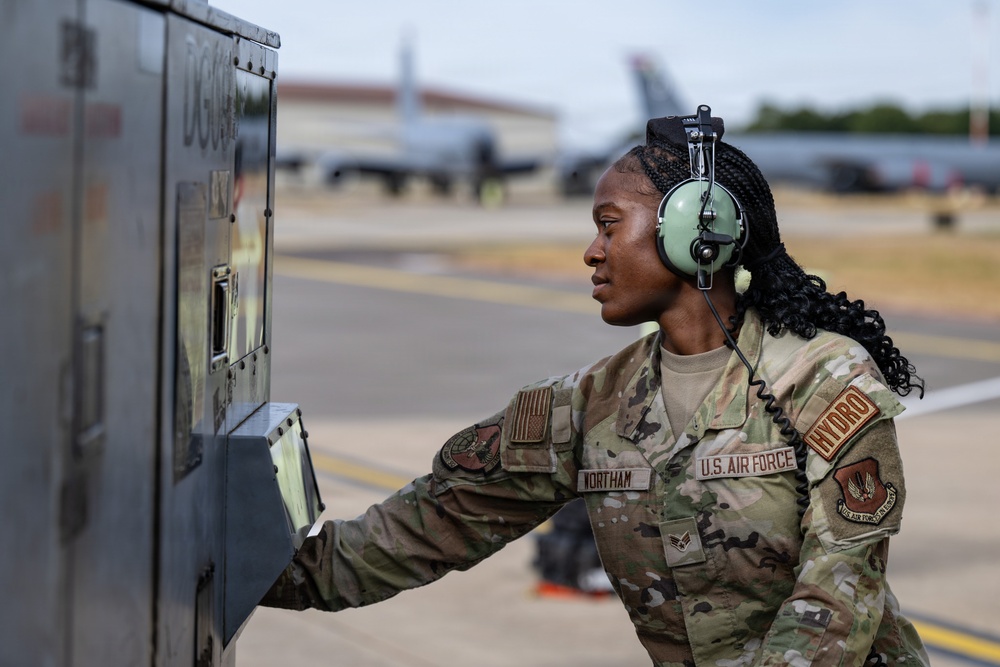 100 ARW refuels Navy P8