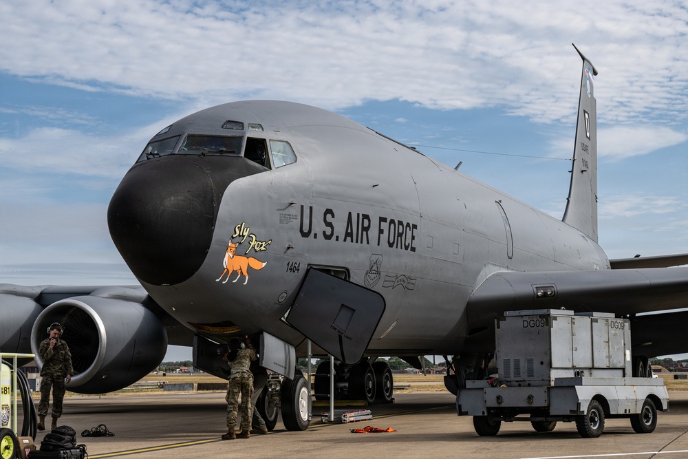 100 ARW refuels Navy P8