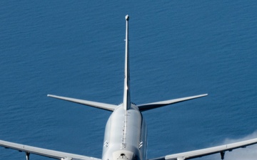100 ARW refuels Navy P8