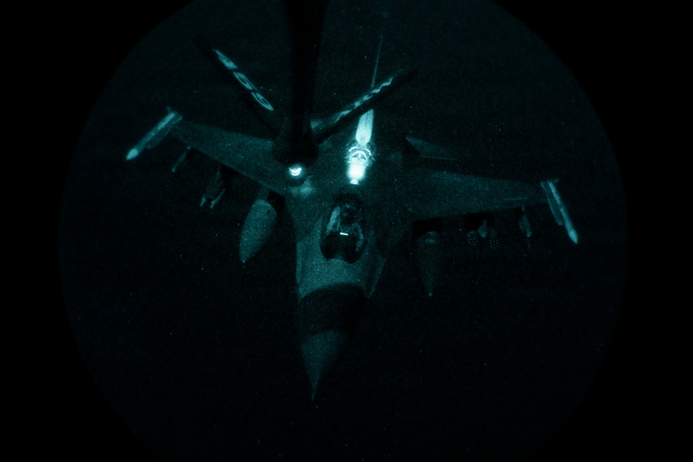 F16s refueled during night ops in CENTCOM AOR
