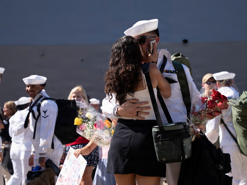 USS Truxtun Returns to Naval Station Norfolk from Deployment to U.S. 4th, 5th, and 6th Fleets