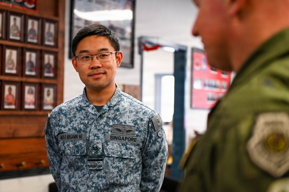 56 FW commander joins Singaporean 425 FS immersion