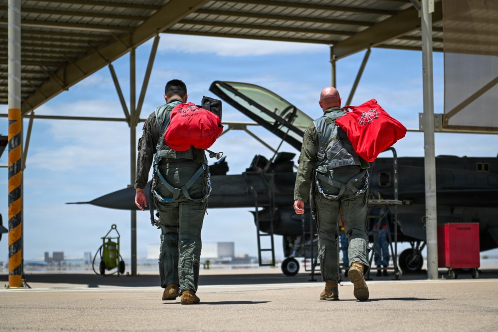 56 FW commander joins Singaporean 425 FS immersion