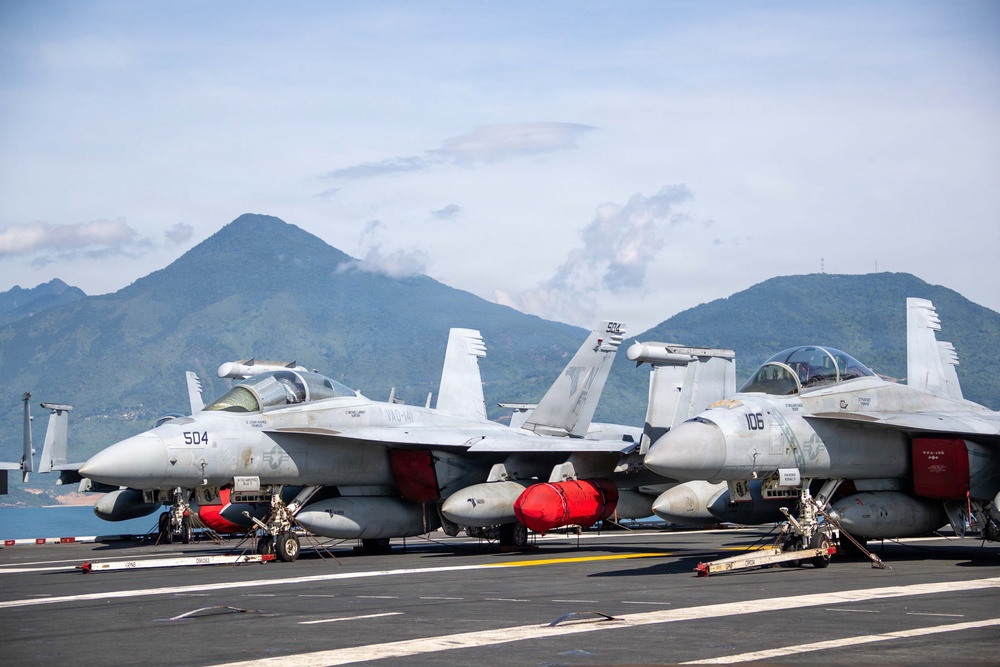 George Washington arrives in Da Nang, Vietnam