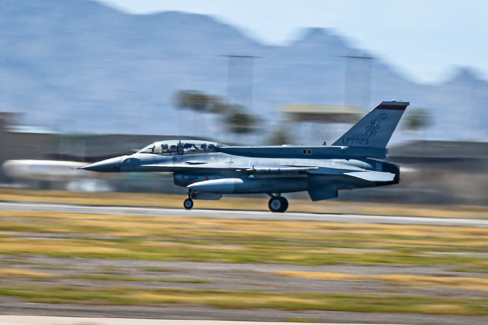 56 FW commander joins Singaporean 425 FS immersion