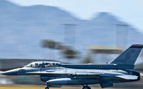 56 FW commander joins Singaporean 425 FS immersion