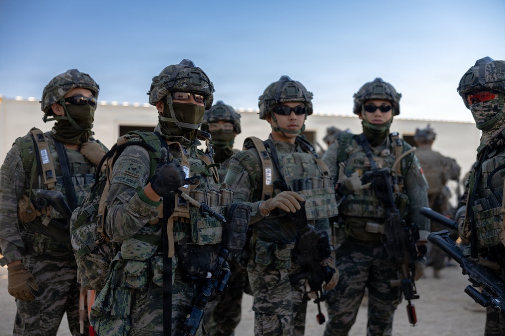 2/1 conducts an Urban Assault during SLTE 4-26