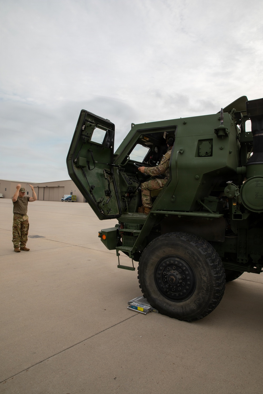 South Dakota RTI, Minnesota Air National Guard strengthen HIMARS deployment readiness through joint airlift training