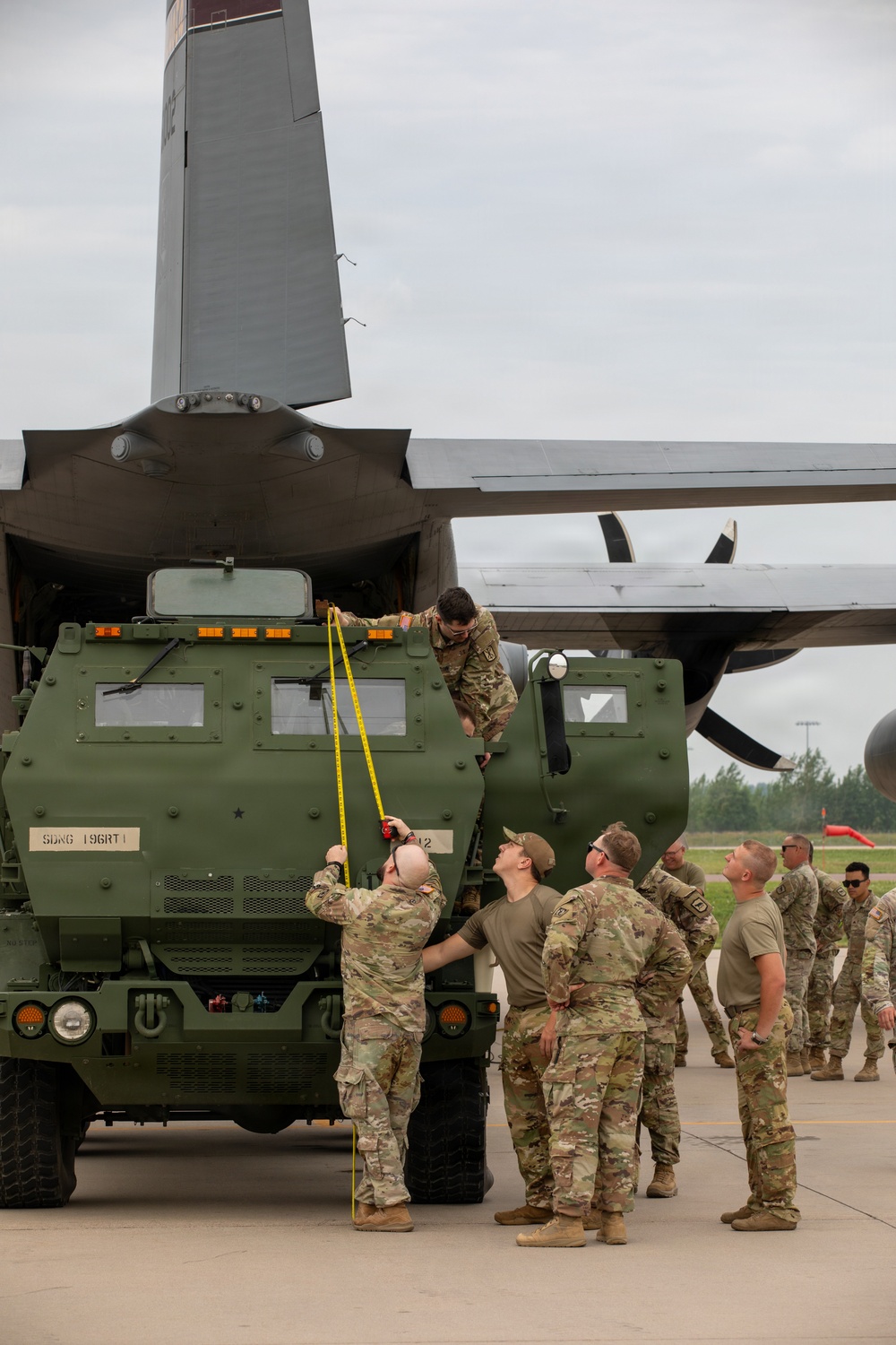 South Dakota RTI, Minnesota Air National Guard strengthen HIMARS deployment readiness through joint airlift training