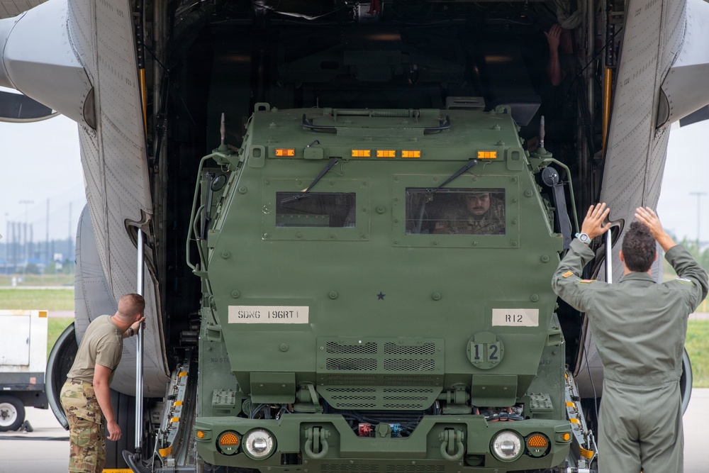 South Dakota RTI, Minnesota Air National Guard strengthen HIMARS deployment readiness through joint airlift training