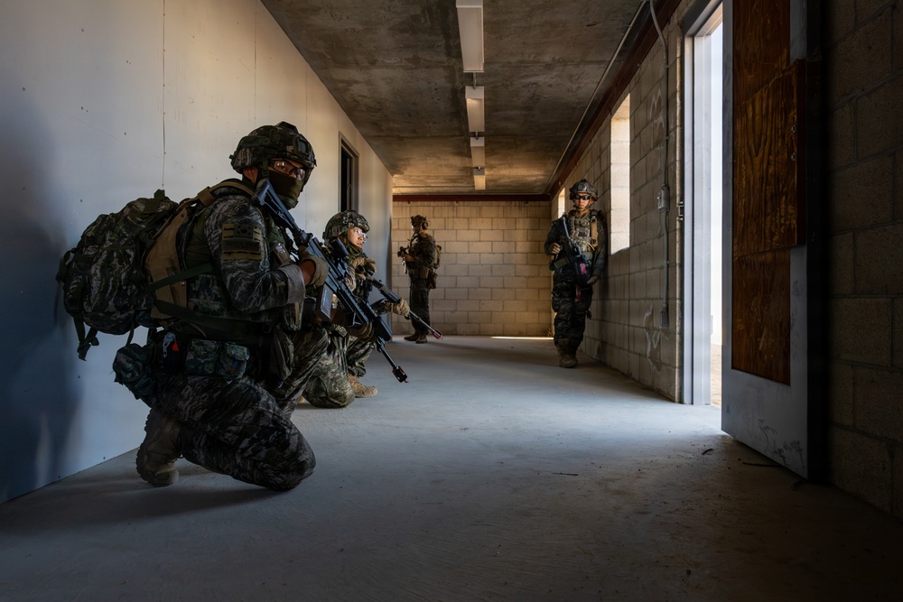 2/1 conducts an Urban Assault during SLTE 4-26
