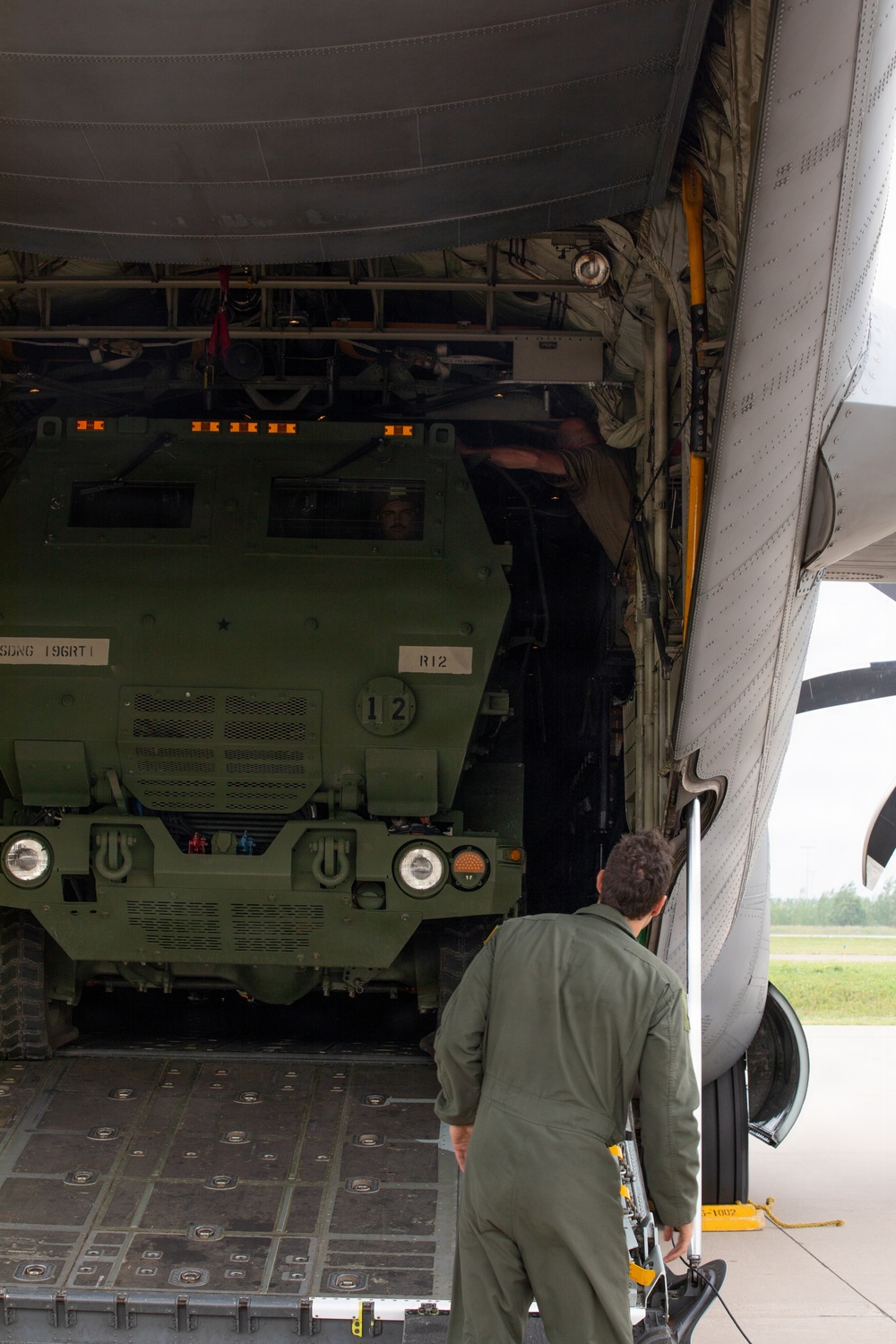 South Dakota RTI, Minnesota Air National Guard strengthen HIMARS deployment readiness through joint airlift training