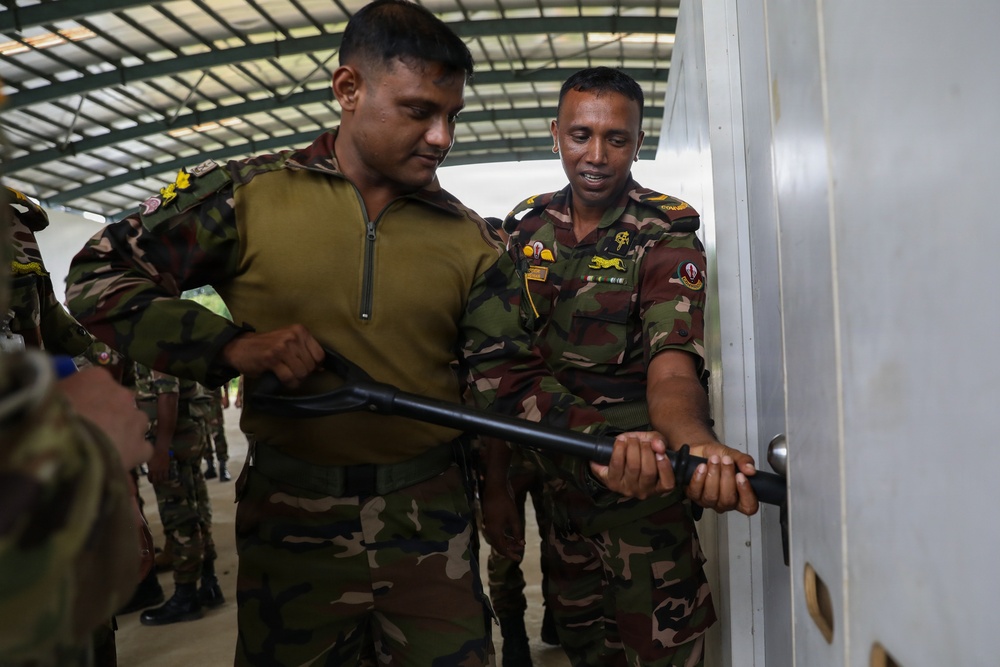 .S. Army Pacific Soldiers and Bangladesh Army Soldiers Conduct Counterterrorism Training