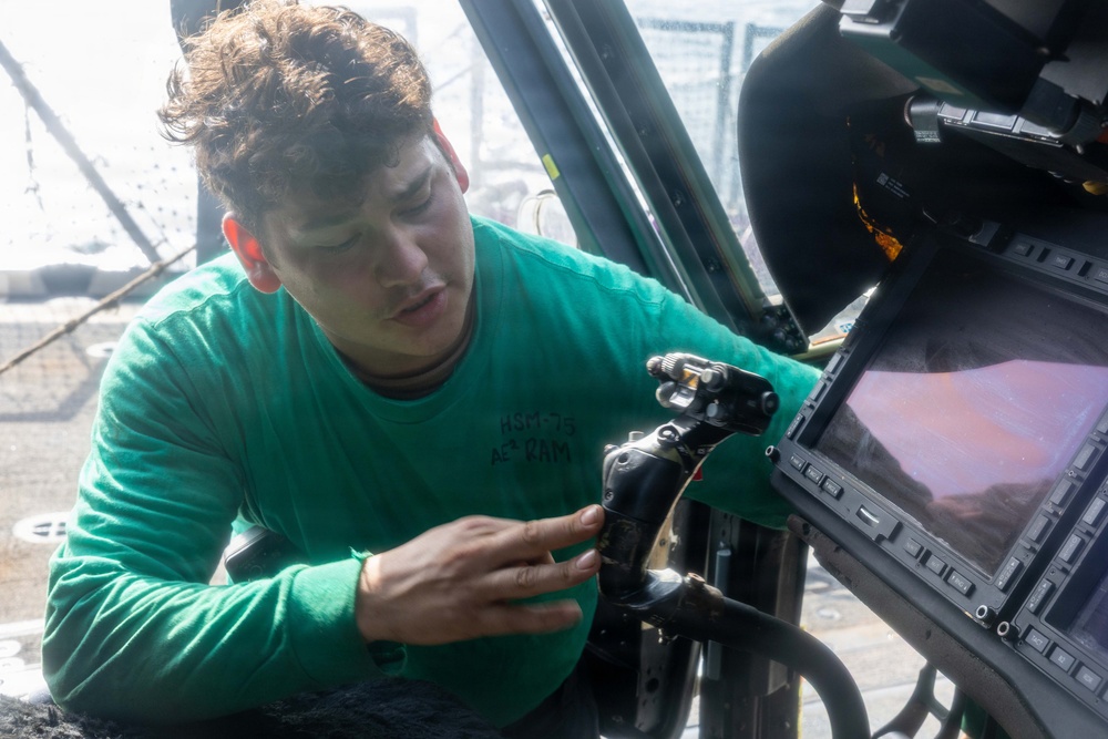 USS Princeton Conducts Helicopter Maintenance
