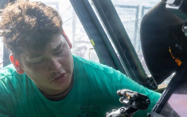 USS Princeton Conducts Helicopter Maintenance