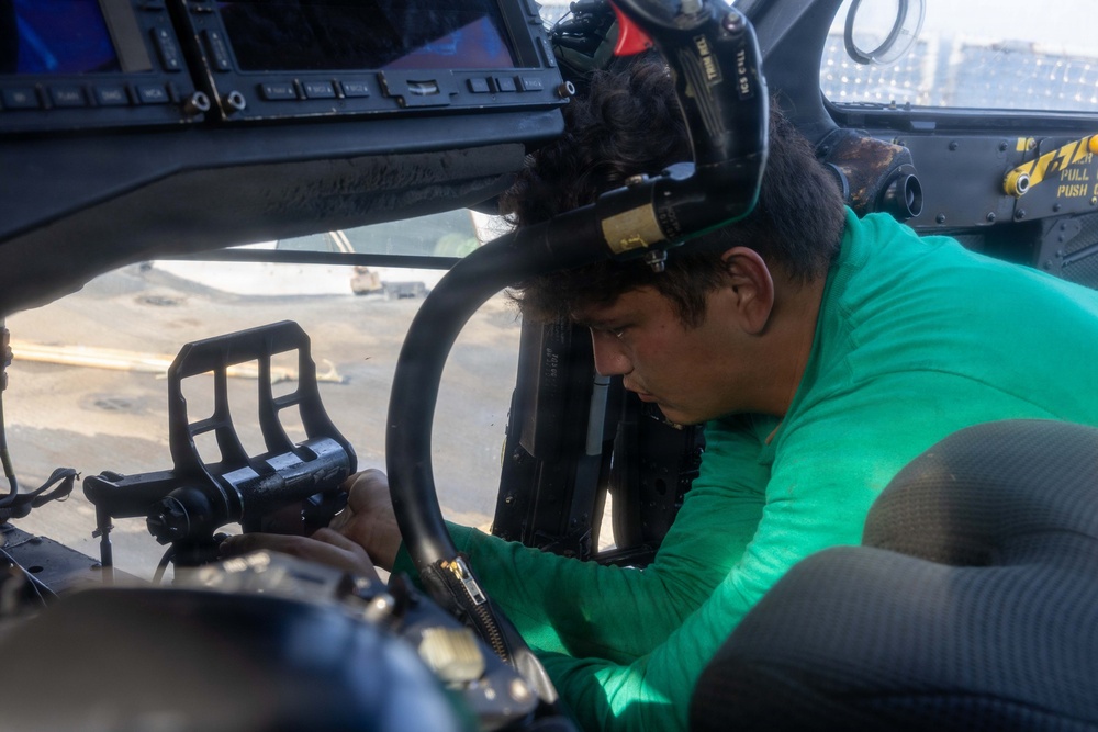 USS Princeton Conducts Helicopter Maintenance