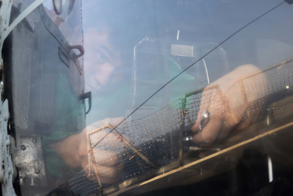 USS Princeton Conducts Helicopter Maintenance