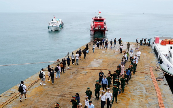 George Washington Hosts Tours in Da Nang, Vietnam