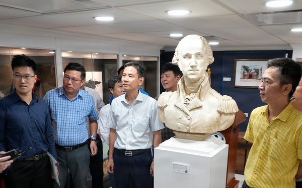 George Washington Hosts Tours in Da Nang, Vietnam