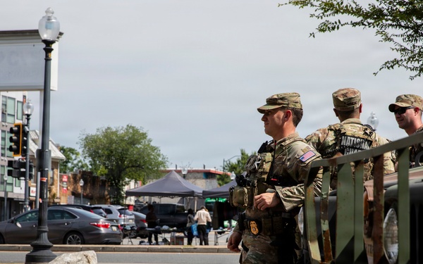 JTF-DC Georgia Guardsmen patrol at Starburst Plaza