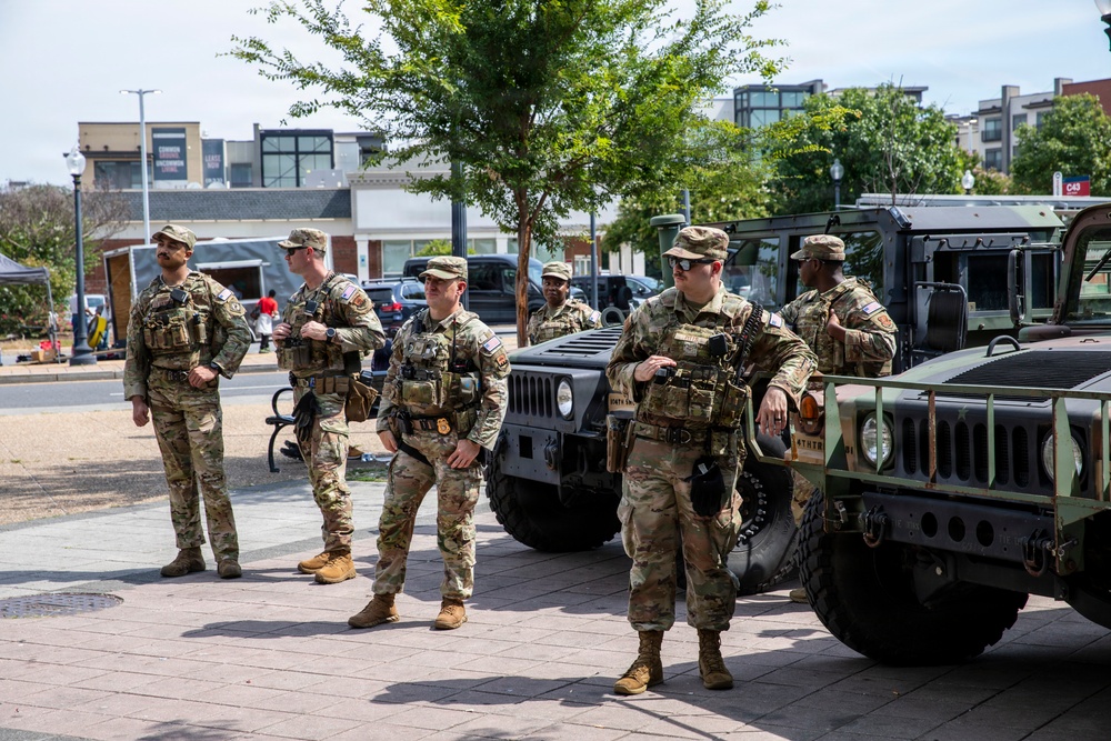 JTF-DC Georgia Guardsmen patrol at Starburst Plaza