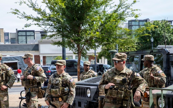JTF-DC Georgia Guardsmen patrol at Starburst Plaza